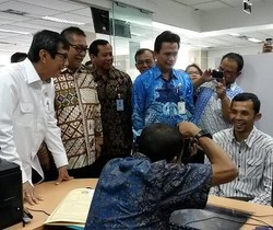 Cieee, Pemohon Paspor Ini Geer Ditonton Menteri dan Wagub