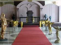 Bergaya Victoria, Ini Kerajaan The King di Comic 8: Casino Kings