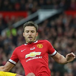 Carrick Tak Mau Lama-lama Jadi Bek Tengah