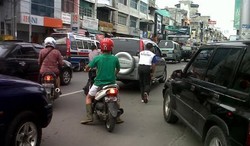 Ini Keren! Atasi Macet, Kapolres Pematangsiantar Bantu Dorong Mobil Mogok