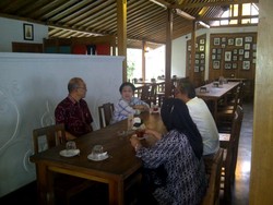 Sebelum Kondangan Bareng Jokowi, Megawati Makan Lodeh di Warung Milik Butet