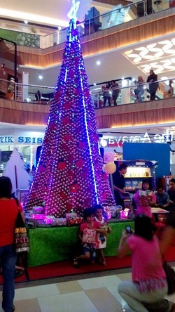 Wow! Ada Pohon Natal dari 3.500 Boneka Santa Claus di Semarang
