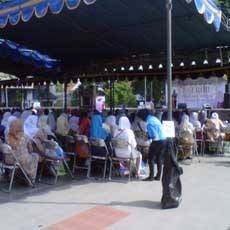 Ibu-ibu Hamil Mengaji Bareng Peringati Hari Ibu di Taman Bungkul