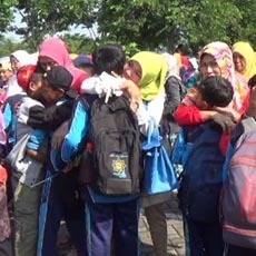 Hujan Air Mata Ketika Sungkem Massal Hari Ibu di Kediri