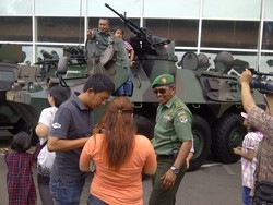 Wah Ada Pameran Kendaraan Tempur TNI di Mal Cikokol, Pengunjung Heboh