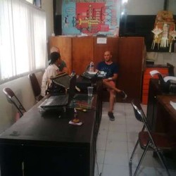 2 Bule yang Kencing Sembarangan Masih Ditahan Polisi, ini Pengakuannya