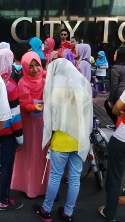 Ada Bagi-bagi Jilbab Gratis di Bundaran HI
