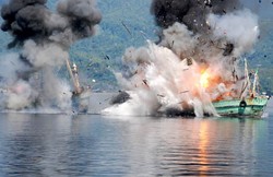 Dhuar! Ini Penampakan 2 Kapal Asing yang Ditenggelamkan di Ambon