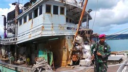 Bom! 2 Kapal Pencuri Ikan Ditenggelamkan di Teluk Ambon