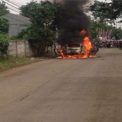 Satu Keluarga Hampir Terpanggang di Mobil Avanza yang Terbakar di Bekasi