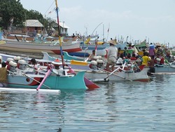 Duduk Santai di Pelabuhan NTB
