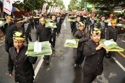 Serunya Makan Bareng 1.771 Ancak & Taksi Baru di Banyuwangi