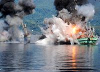 TNI AL Tenggelamkan 2 Kapal Pencuri Ikan di Ambon