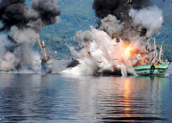 TNI AL Tenggelamkan 2 Kapal Pencuri Ikan di Ambon