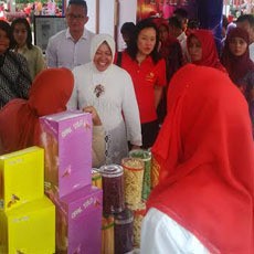 Pameran UKM di Balai Kota Surabaya Diserbu Warga, Ini Pesan Risma
