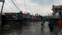 Cerita Bu Guru Desi Terjang Banjir Seperut untuk Selamatkan Rapor Siswa