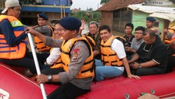 Aher dan Menteri Yuddy Berperahu Memantau Banjir di Bandung