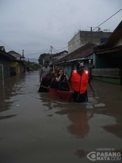 Siang ini Air Belum Surut, Warga Waswas karena Mendung Terus Menggelayut