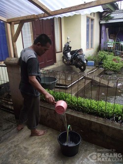 Listrik dan Air Mati, Pria ini Tampung Air Hujan untuk Mandi dan Mencuci
