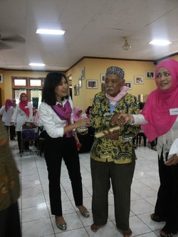 Rayakan Hari Ibu, Istri Anggota Dewan DKI Ajak Lansia di Panti Menari