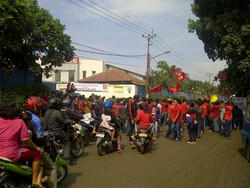 Buruh Tutup Jalan, Akses Parung-Tangerang Macet Total