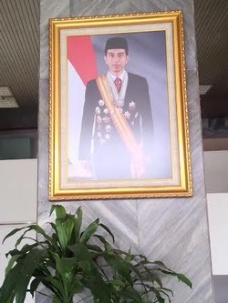 Foto Besar Presiden Jokowi Berlencana Sudah Terpasang di Pilar Gedung DPR