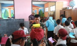 Kopassus Bagikan Bantuan yang Dikoordinasi Desainer Obin di Banjarnegara