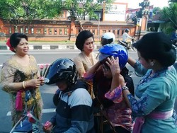 Hari Ibu, Polwan Polda Bali Bagi Ribuan Mawar dan Helm ke Pemotor