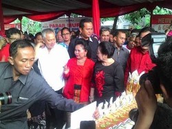 Mega dan Tomy Winata Tinjau Pasar Murah Artha Graha di Kantor PDIP