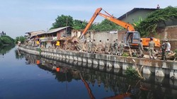 Ribuan Rumah di Bantaran Kali di Jakarta Barat Dibongkar
