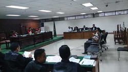 Ajudan Akui Diminta Gubernur Riau Terima Titipan Tas dari Gulat Manurung