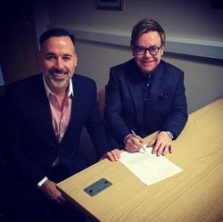 Selain Lance Bass, Elton John Juga Menikahi Kekasih Prianya di Akhir Pekan