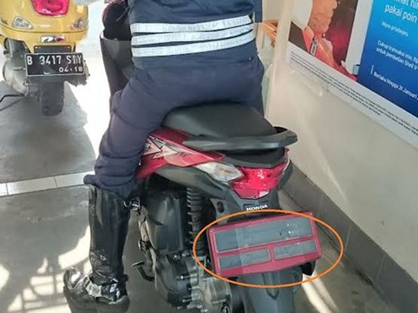 Mana Pelat Nomor Motornya, Pak!