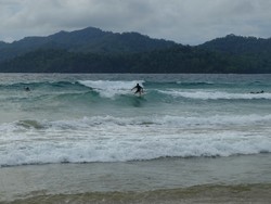 Keren! Aksi Surfer Cilik di Pantai Pulau Merah, Banyuwangi