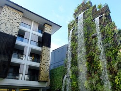 Yang Keren di Trans Resort Bali: Taman Vertikal & Air Terjun