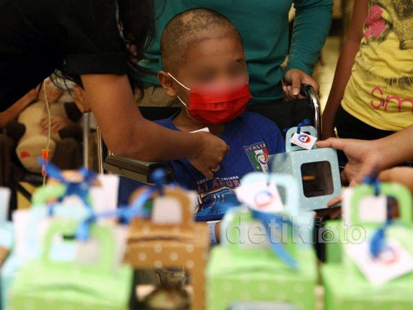 detikcom Berbagi Pada Penderita Kanker