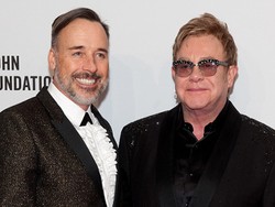 Elton John dan Kekasih Prianya Resmi Menikah