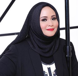 Hannie Hananto, Mantan Arsitek yang Sukses Jadi Desainer Busana Muslim