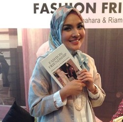 Demi Kebahagiaan Mama, Ria Miranda Rancang Busana Spesial