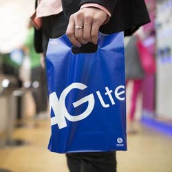 Telkomsel-XL Berbalas Pantun Soal Frekuensi Ideal 4G