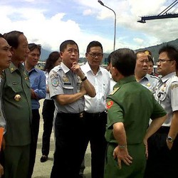 Blusukan ke Manado, Jonan Keluar Masuk Kapal dan Lompat Tangga Darurat