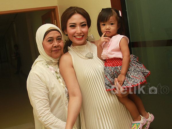 3 Generasi, Ayu Dewi Bersama Buah Hati dan Bunda Tercinta