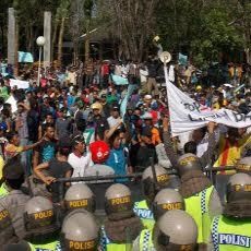 Warga Tujuh Desa di Probolinggo Blokir Pantura Situbondo-Surabaya