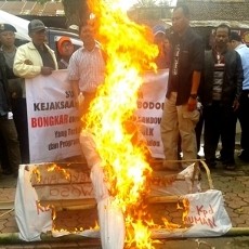 Gerbosa Bakar Keranda Tuntut Oknum Jaksa Nakal Dicopot