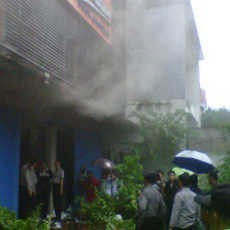 Asap Mengepul di Nav Karaoke Usai Disambar Petir