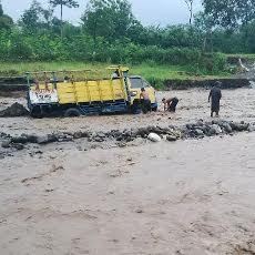 Truk Penambang Pasir Terjebak Lahar Gunung Kelud