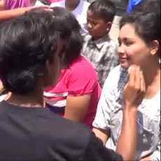 Gelak Tawa Puluhan Suami Merias Istri Peringati Hari Ibu