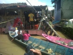 Banyak Warga Memilih Bertahan di Lantai Dua Rumah yang Terendam Banjir