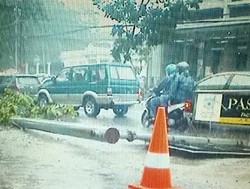 Bruk, Papan Plang Penanda Arah di Jalan Riau Timpa Mobil