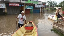 Musim Kemarau Pemulung, Saat Banjir Jadi Tukang Perahu